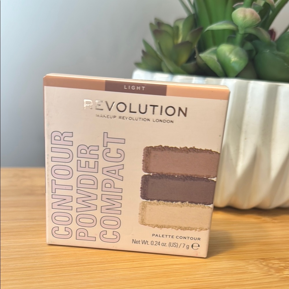 New Revolution Contour Powder Compact - Light or Medium Shades Palette